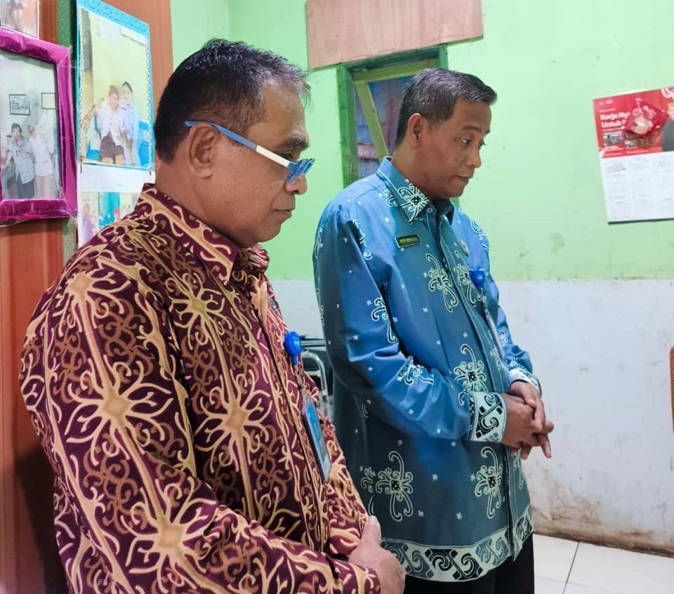 Bapak Peri Widodo, S.Ag menyambangi para lansia di Almarhamah
