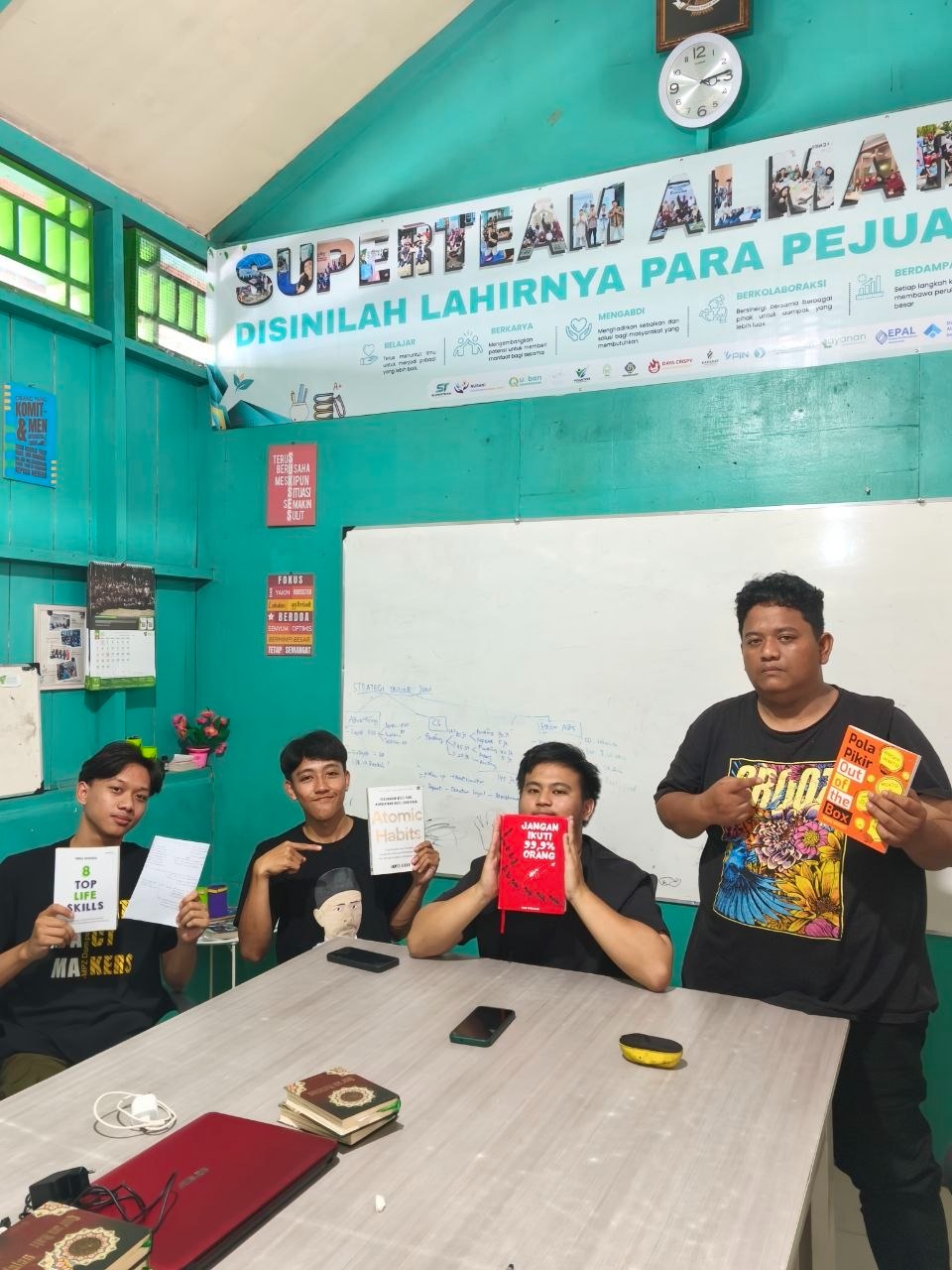 Superteam almarhamah dengan buku yang dibacanya