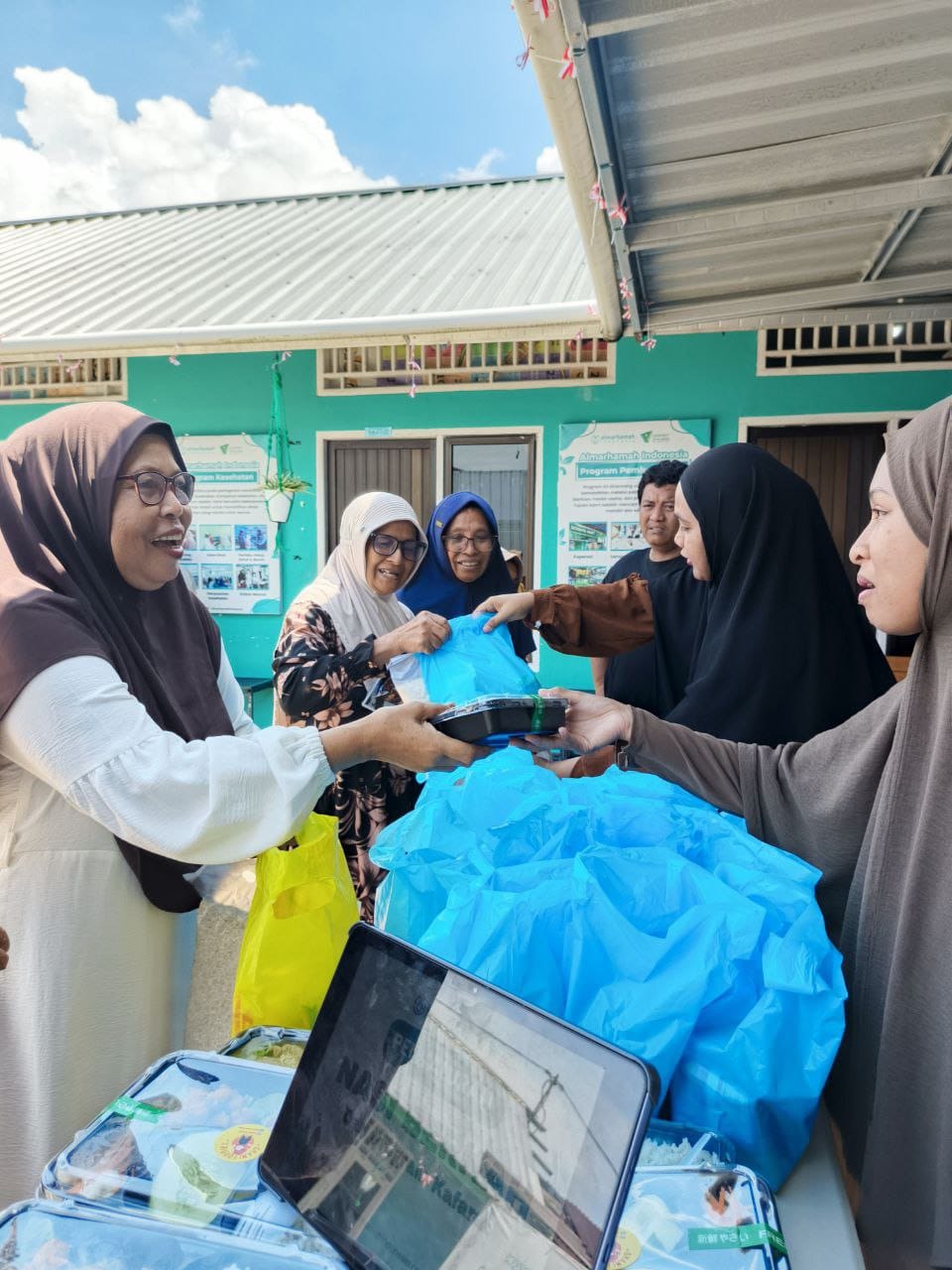 Pendistribusian Nasi Berkah kepada Lansia Dhuafa dalam kegiatan sekolah Lansia NURANI
