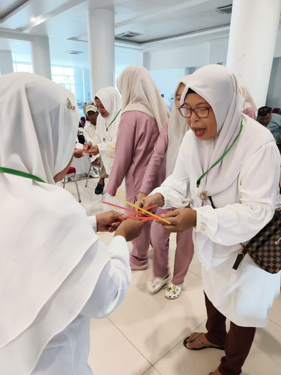 Lansia Almarhamah Bermain Game Seru