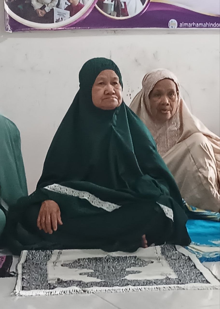 Nenek Nurhaedah salah satu lansia binaan almarhamah