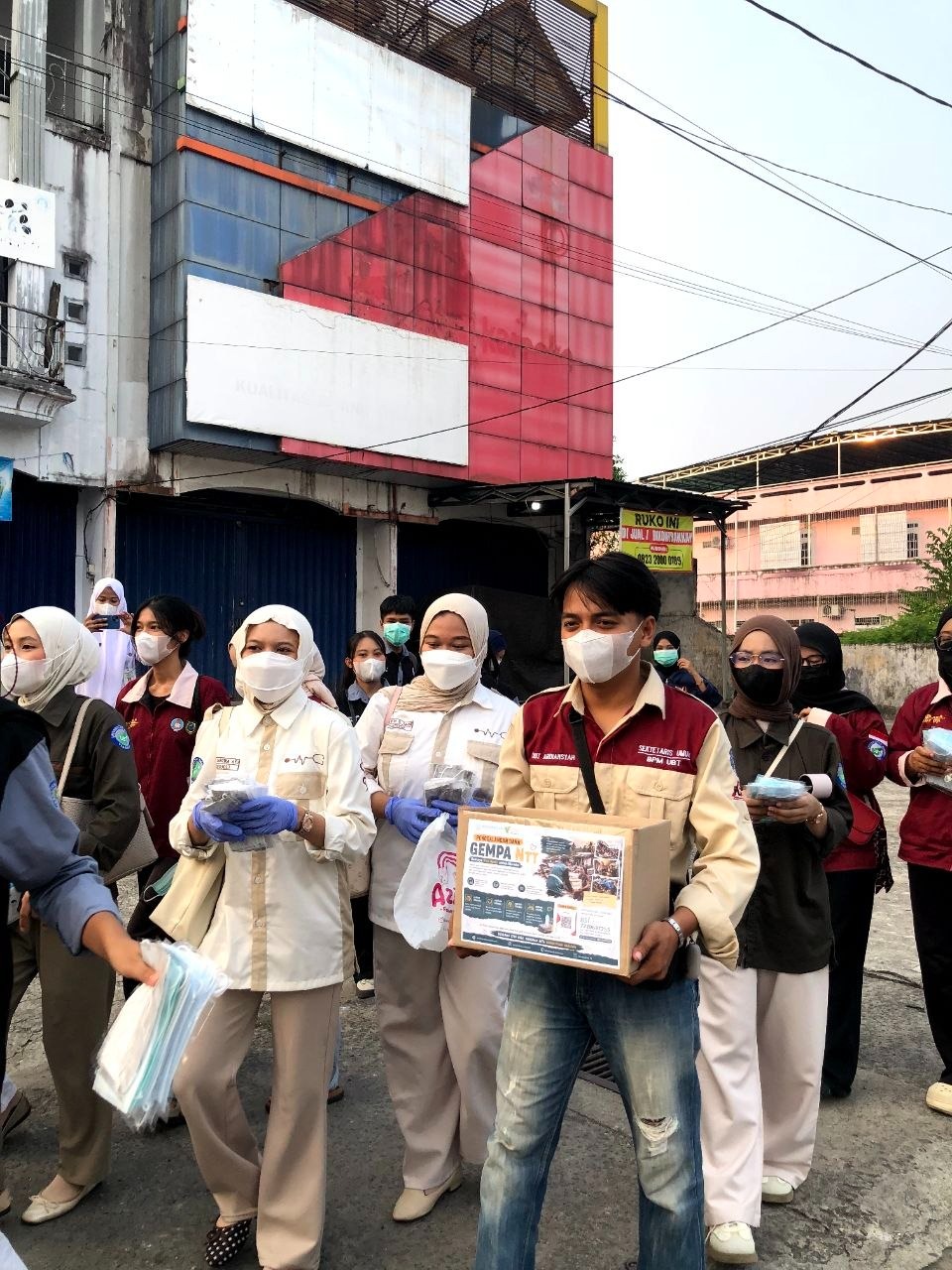 Para anak muda membawa kotak donasi peduli NTT