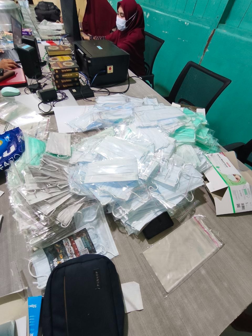 Ratusan masker yang sudah di packing