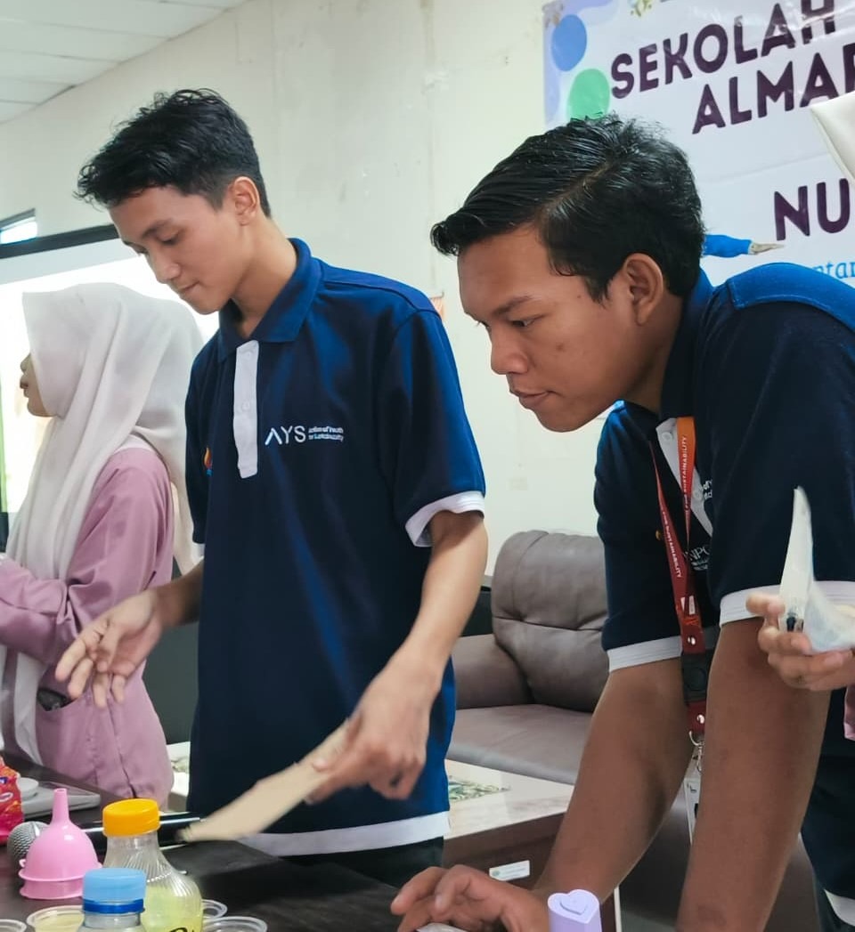 Kakak Kakak dari AYS memerhatikan Lansia Almarhamah Praktek