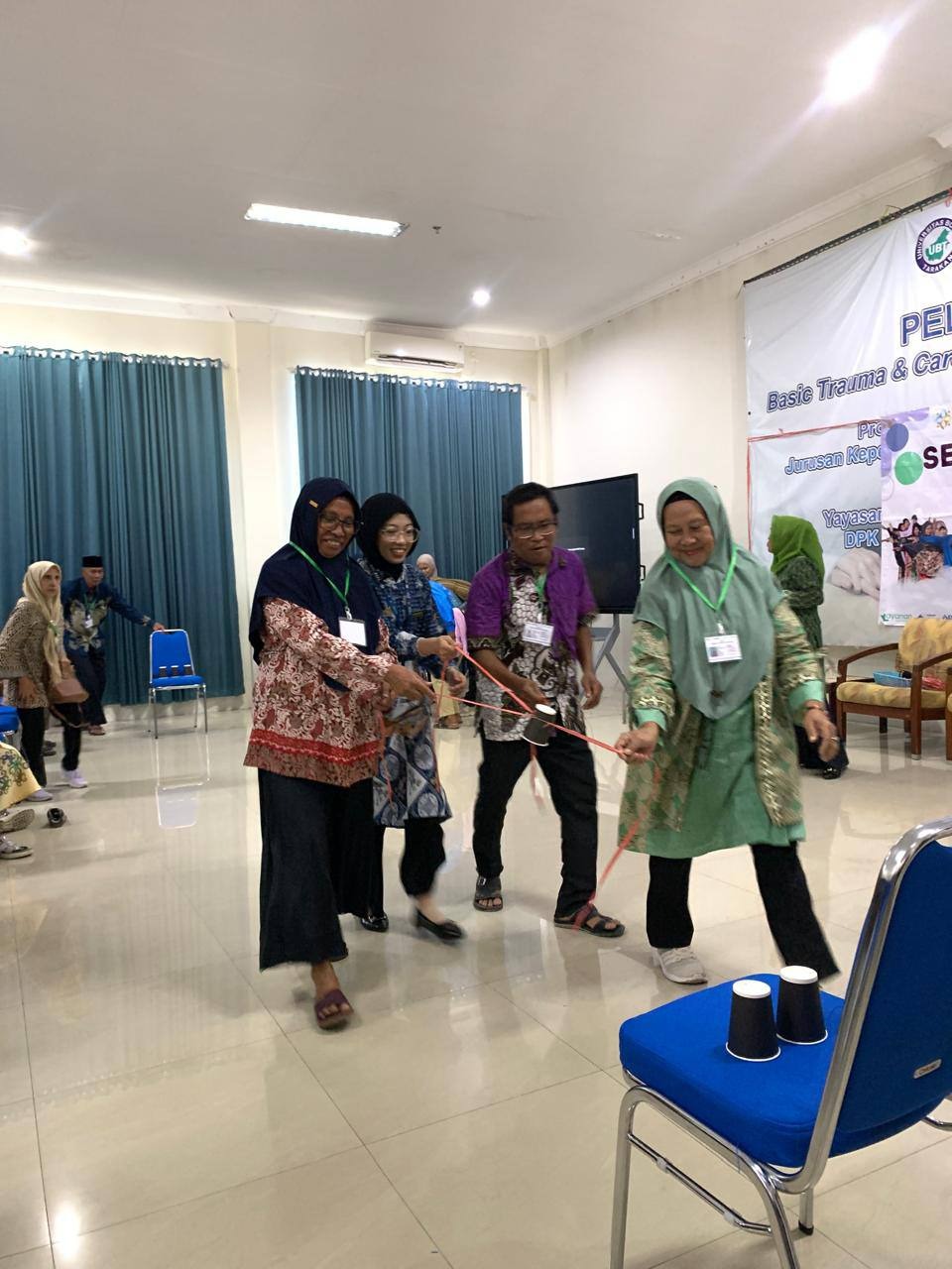 Lansia dibersamai mahasiswa bermain game