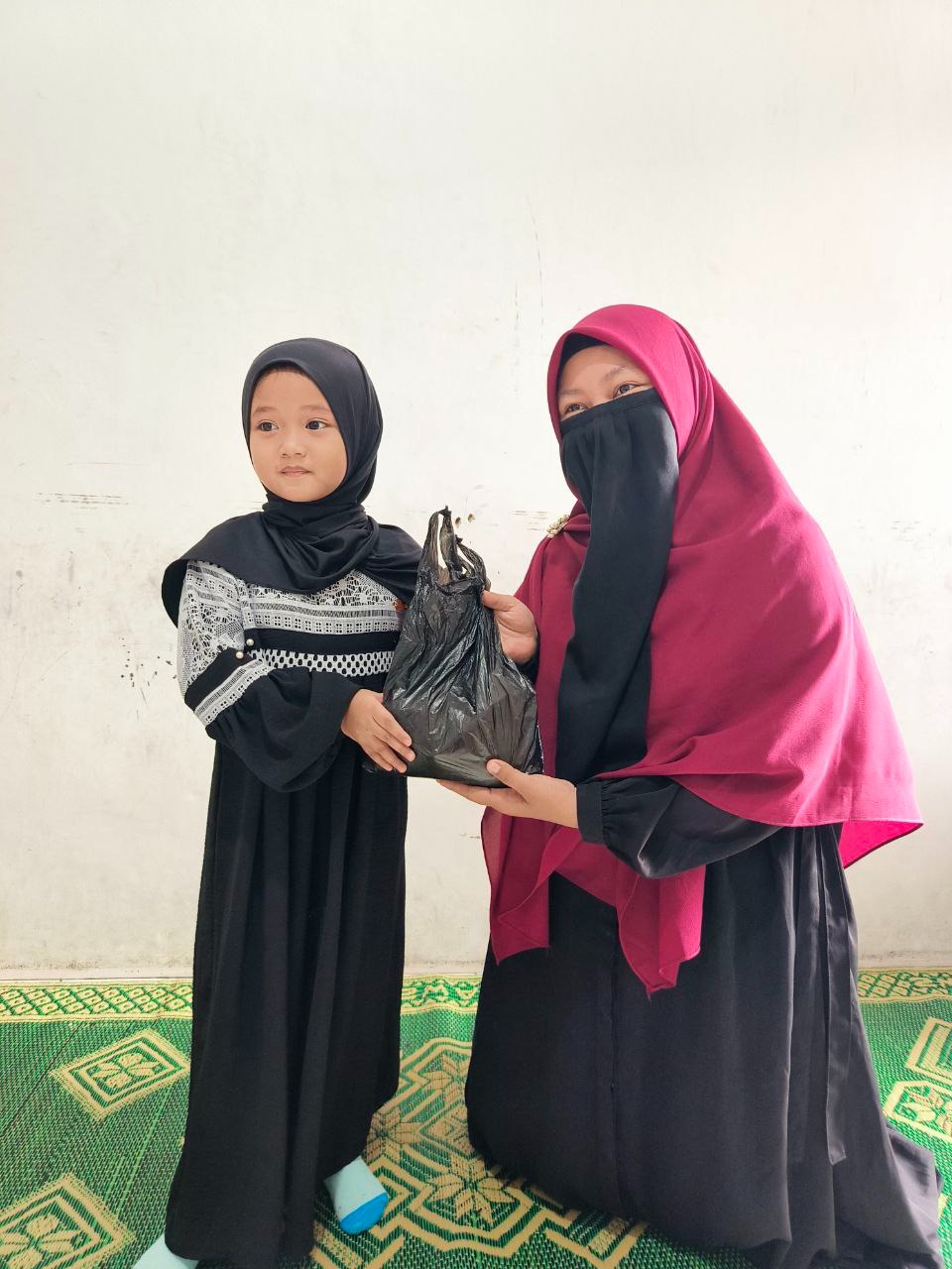 Penyerahan sembako oleh anak TK