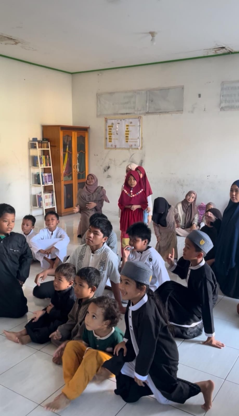 Kelas Penuh Tawa! Melangkah Mengajar Latih Public Speaking Santri