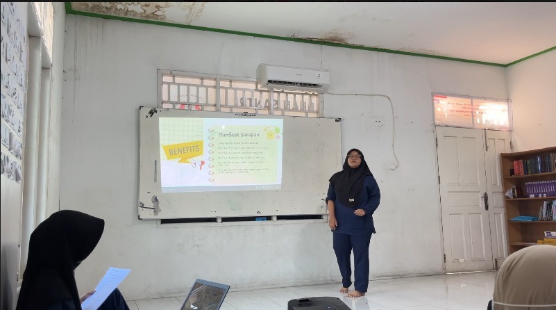 Kak Fatimah Az-Zahra, Siswi SMK Kesehatan Kaltara memberikan edukasi pentingnya sarapan pagi