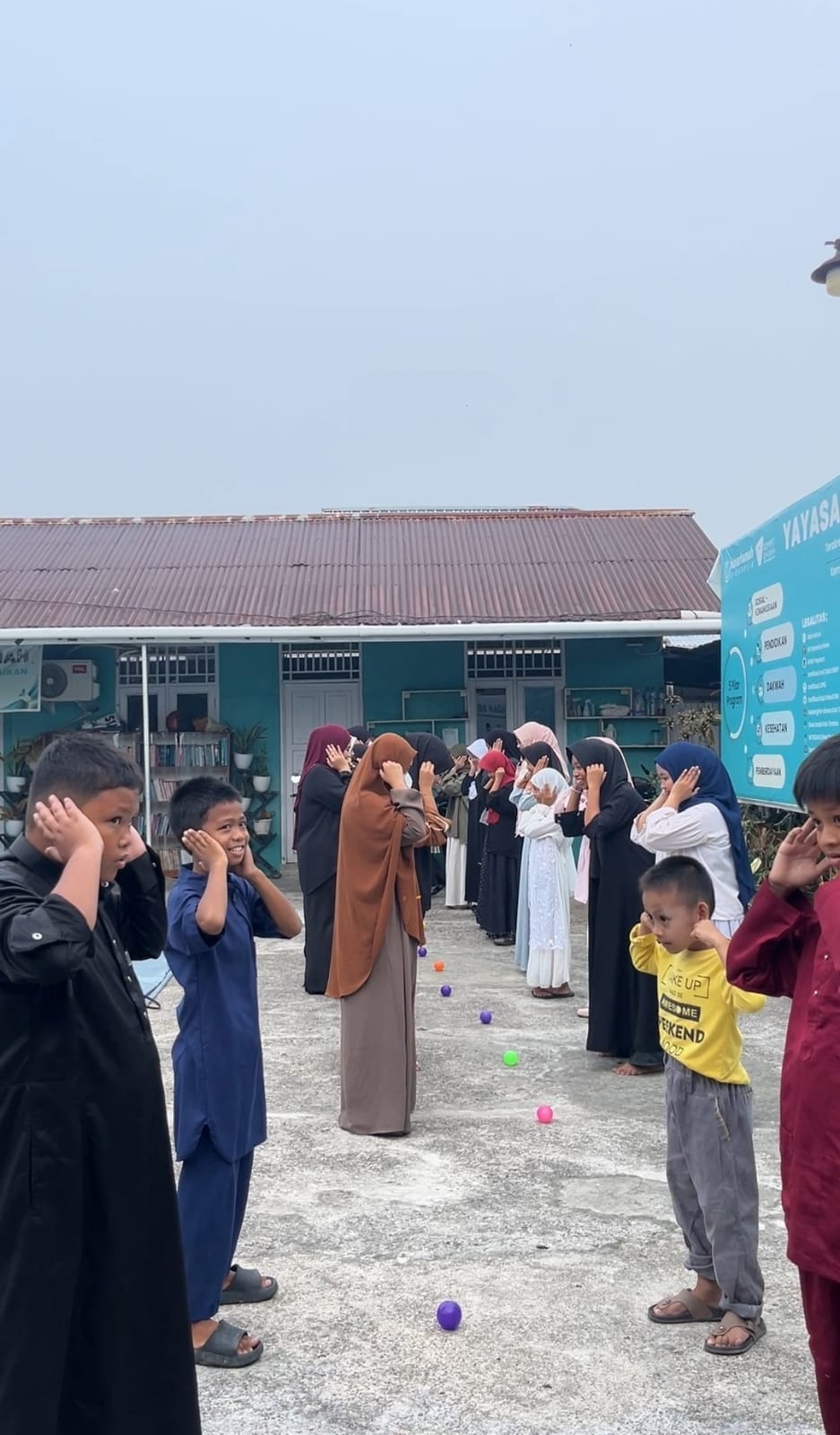 Anak anak binaan bersama Alvolunteer bermain games bersama