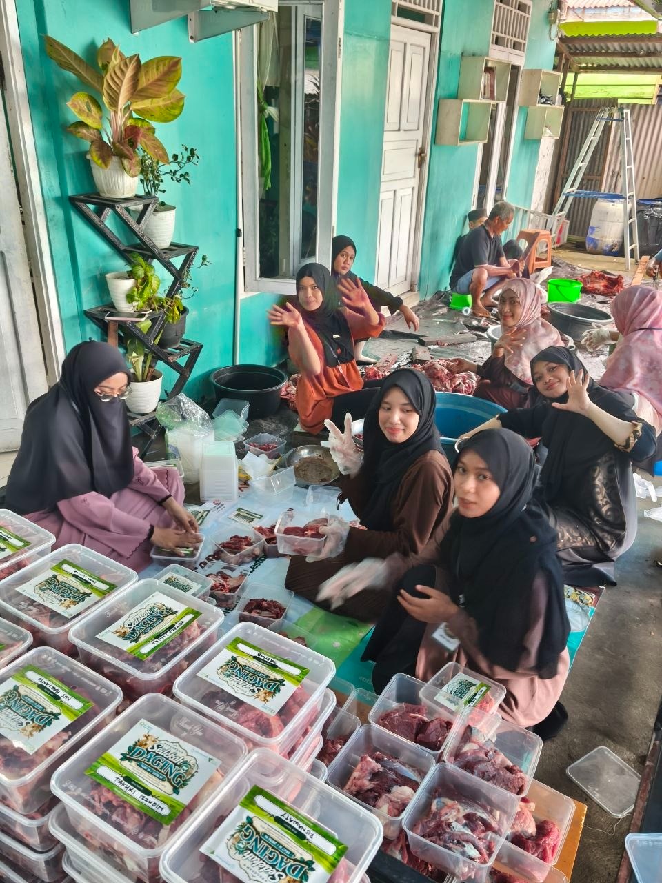 Keceriaan Alvolunteer saat proses pemaketan daging