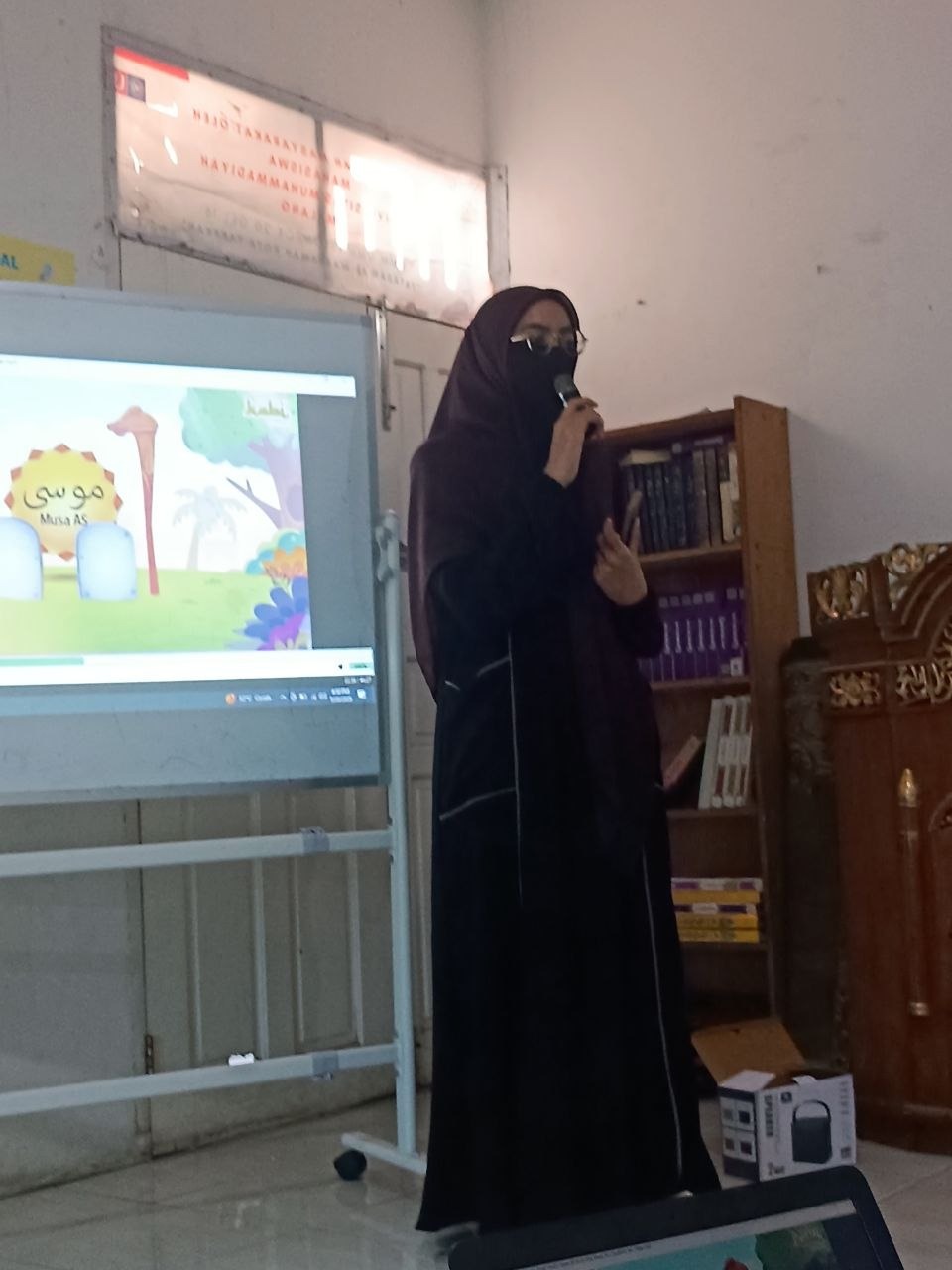 Ustadzah memberikan pertanyaan seputar film yang sudah di tonton