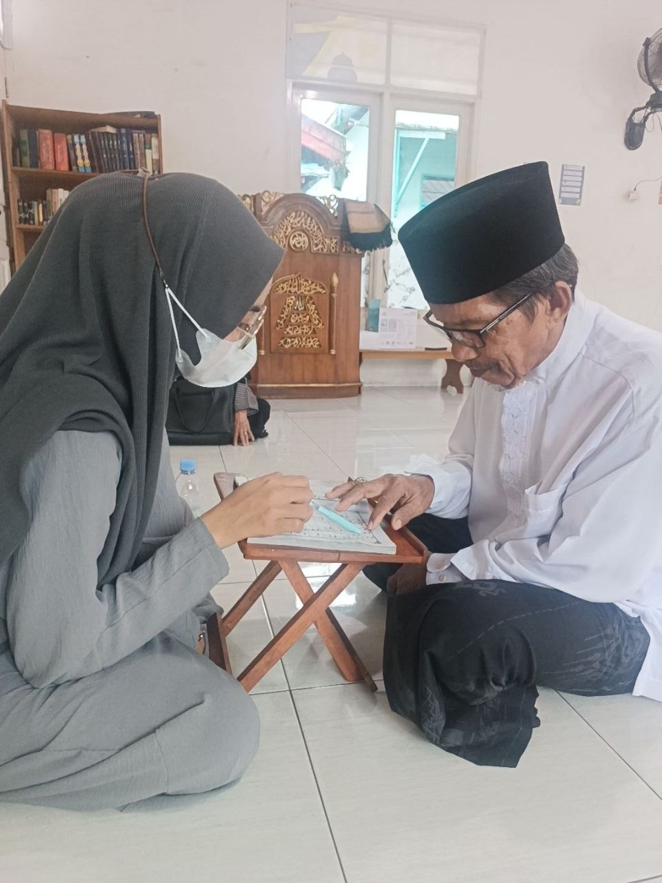 Lansia binaan Almarhamah tampak antusian mengulang bacaannya