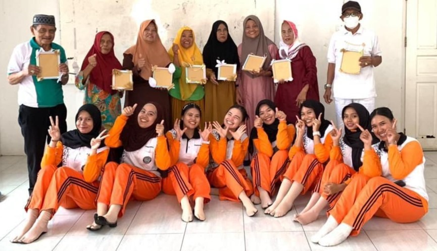 Penutupan PKL Mahasiswa Keperawatan UBT di Almarhamah Diwarnai Senam Rematik Bersama Lansia