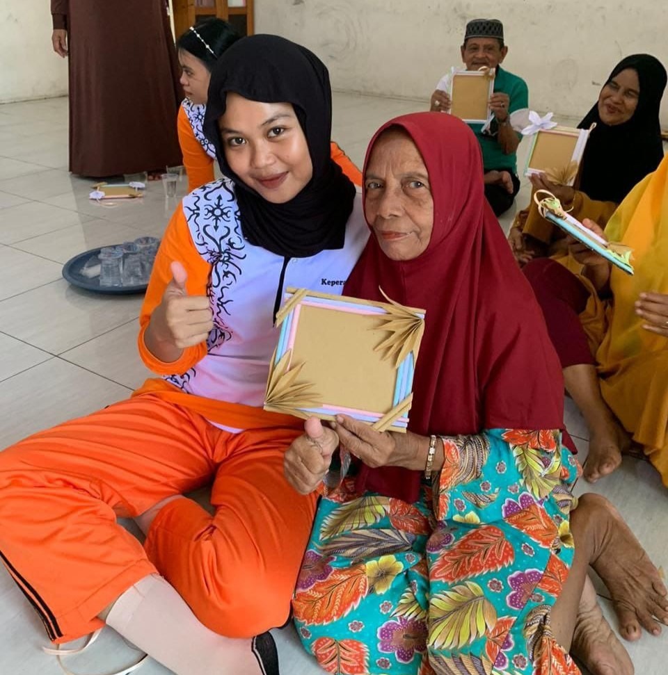 Lansia berkarya membuat bingkai foto dibimbing langsung oleh para mahasiswa