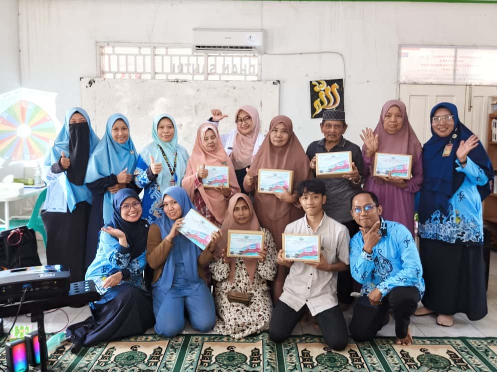 Pembagian dorprize kepada para lansia, dhuafa dan pengurus Almarhamah