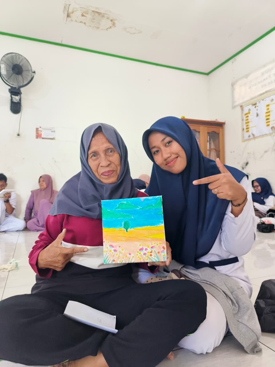 Kak Danisa bersama Lansia Almarhamah dengan Hasil Karyanya