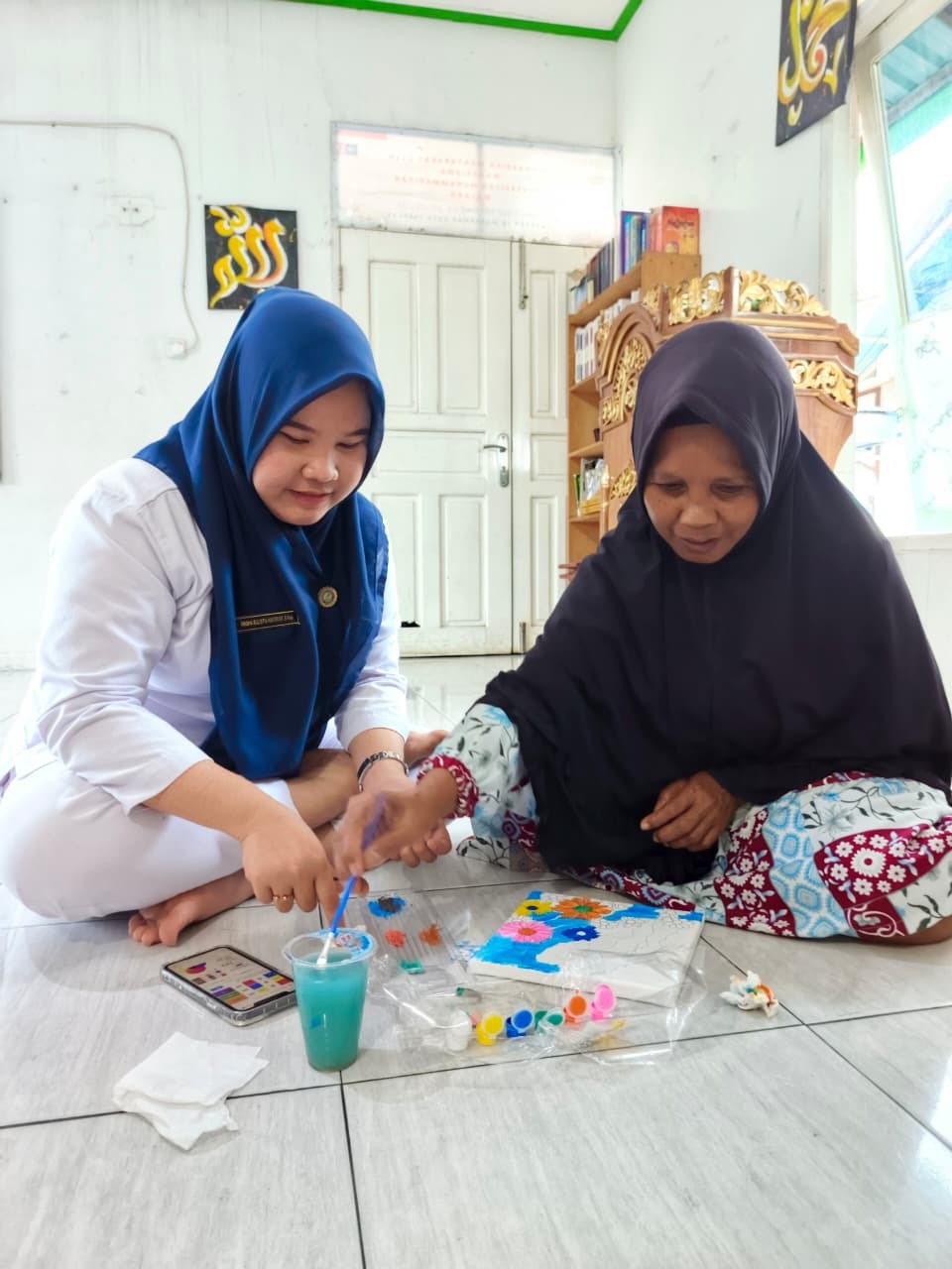 Mahasiswa FIKES UBT Membimbing Lansia Almarhamah