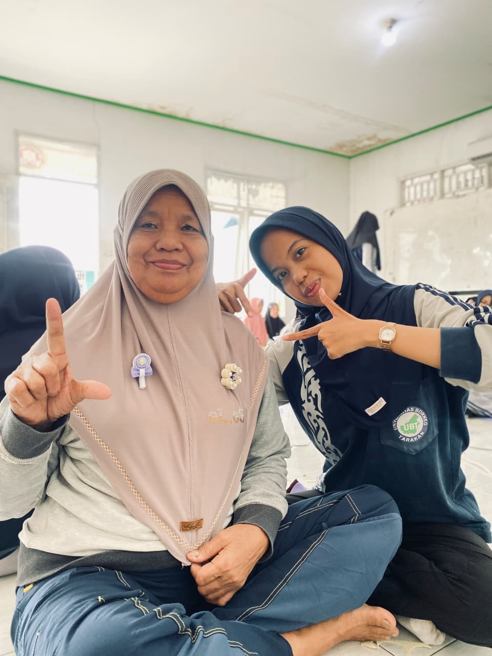 Kak Nur Aisyah Berfoto Bersama Lansia Almarhamah dengan Hasil Karyanya