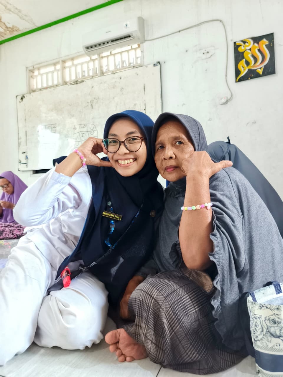 Kak Dinda Safitri Foto Bersama Lansia Almarhamah