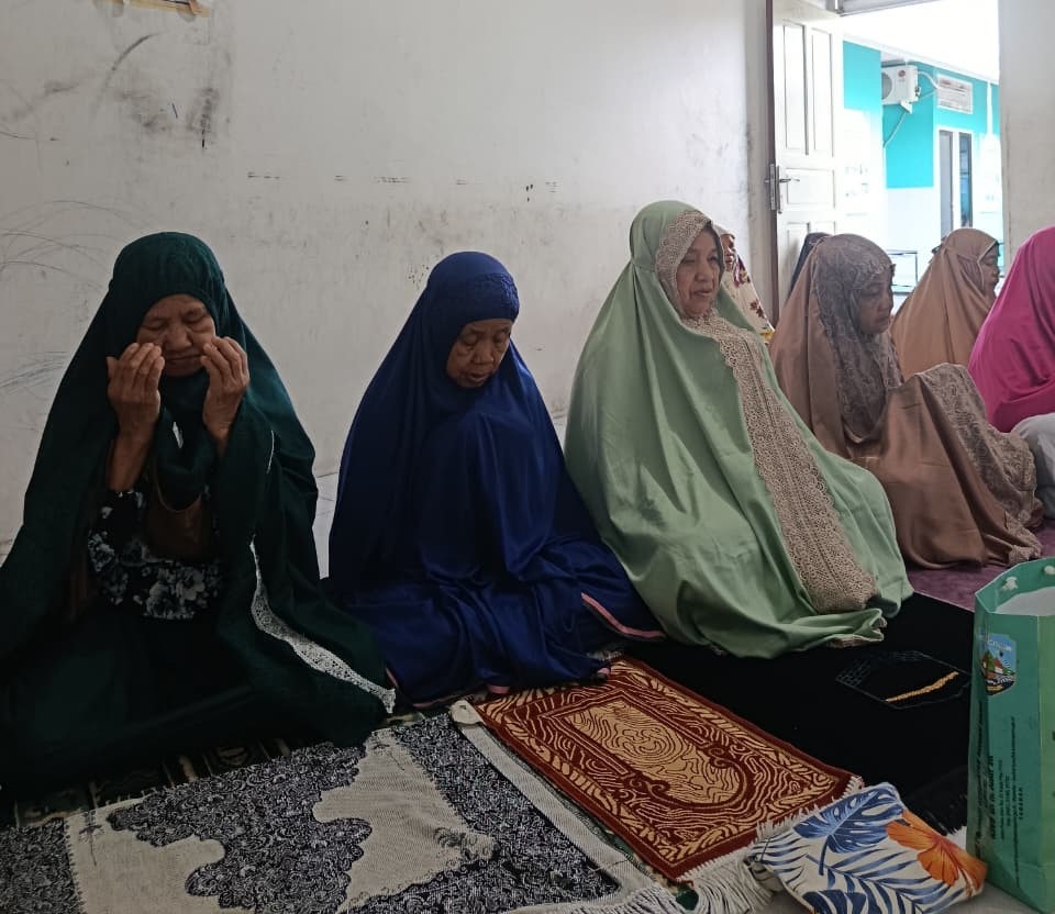 Lansia Binaan Almarhamah khusyuk berdoa