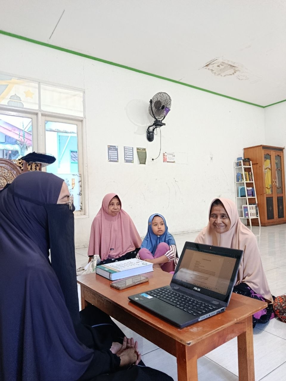 Sesi perkenalan antara Ustadzah Mira dengan para lansia binaan Almarhama