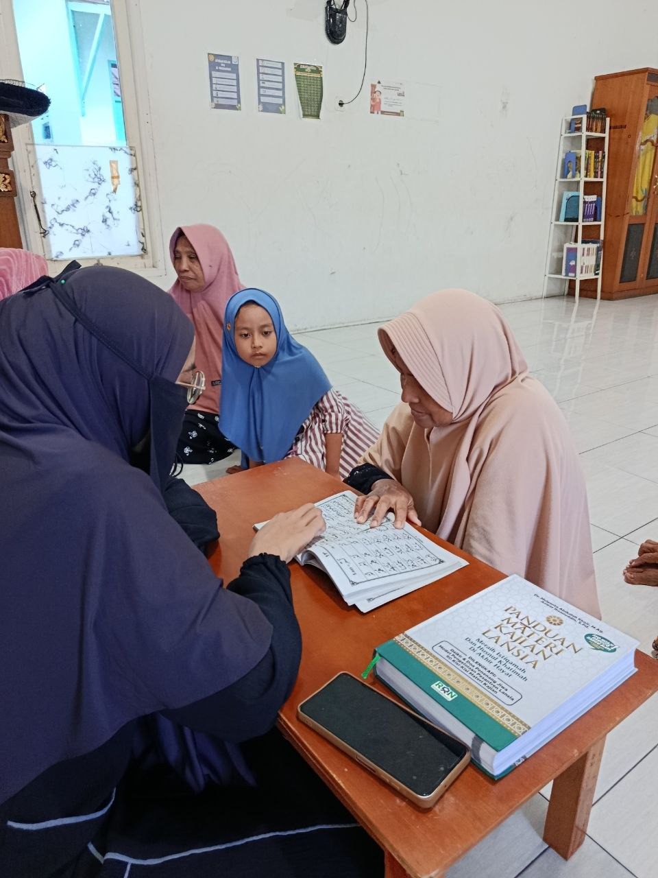 Proses belajar mengaji mendapat bimbingan langsung bersama ustadzah