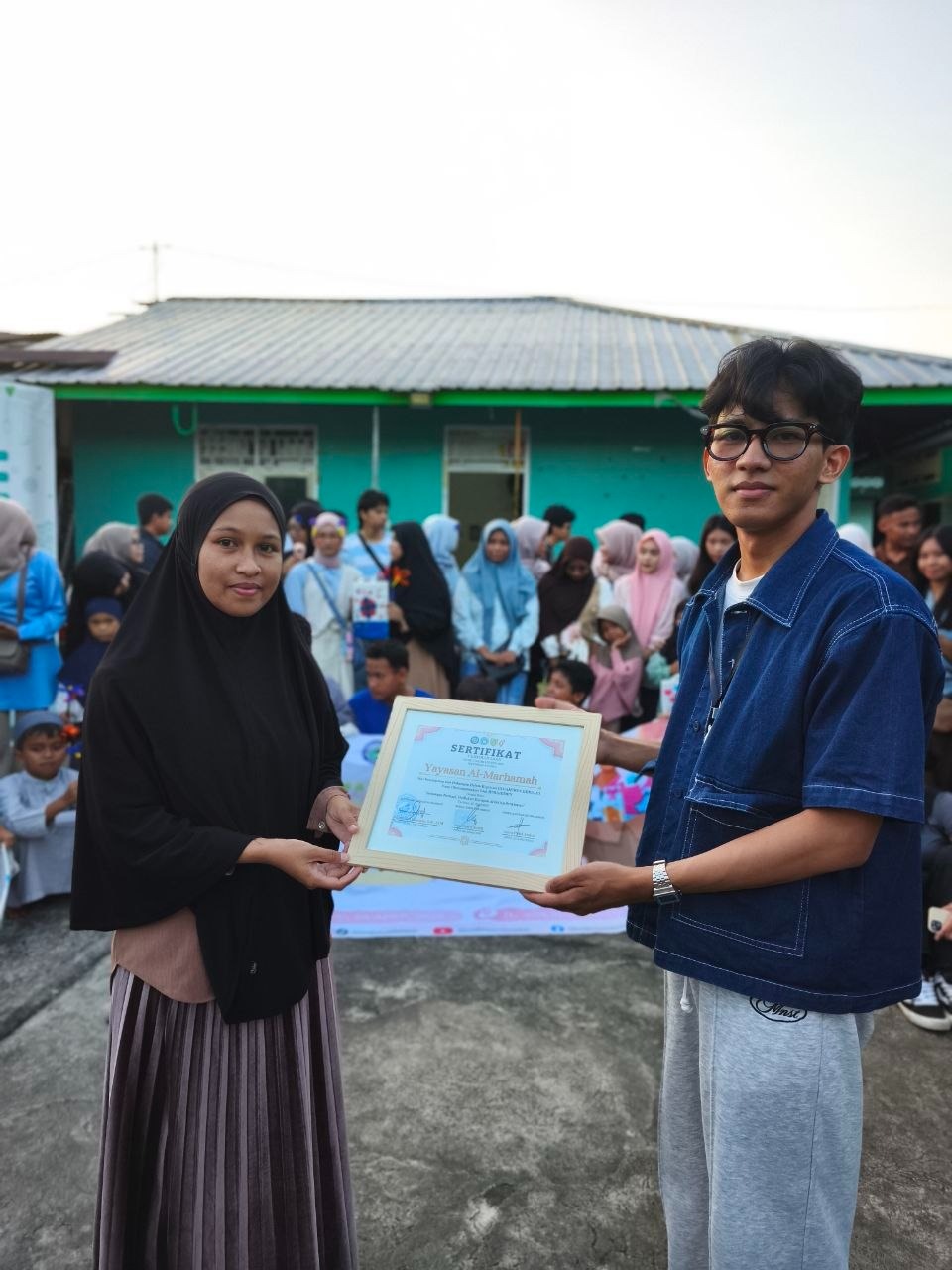 Penyerahan penghargaan dari pihak mahasiswa