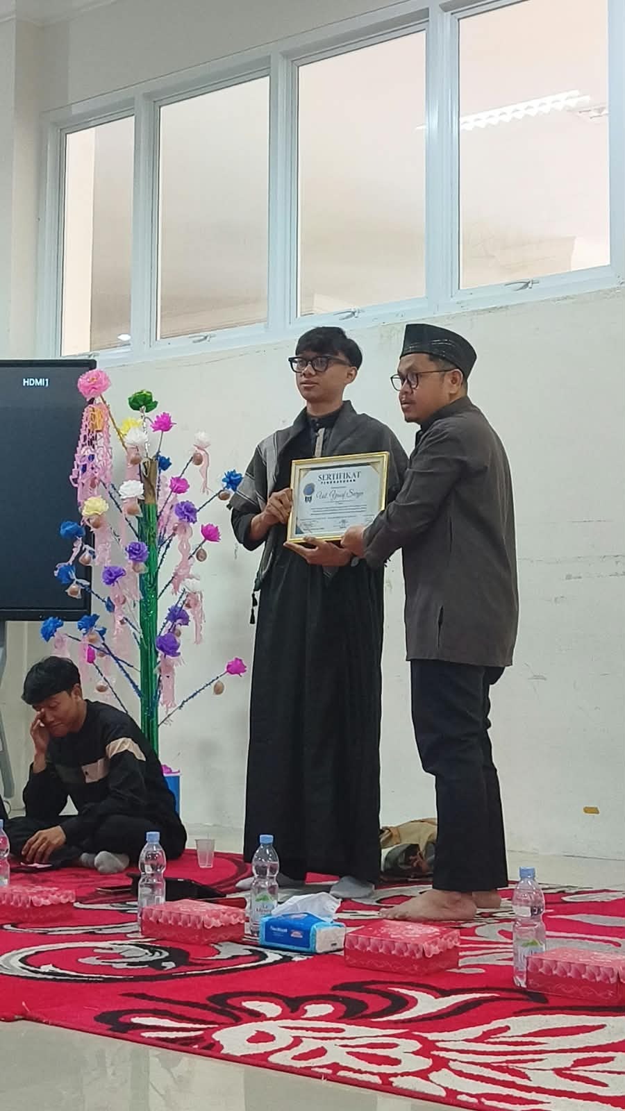 Penyerahan sertifikat sebagai apresiasi