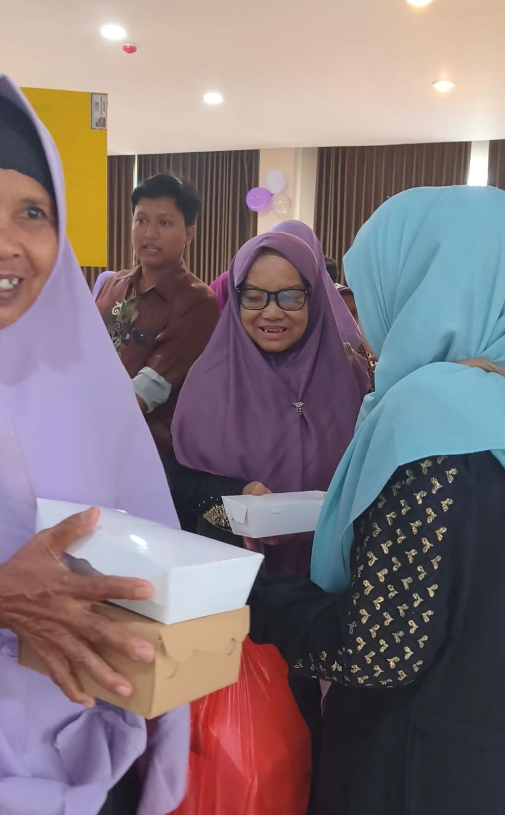 pembagian nasi berkah untuk peserta sekolah lansia NURANI