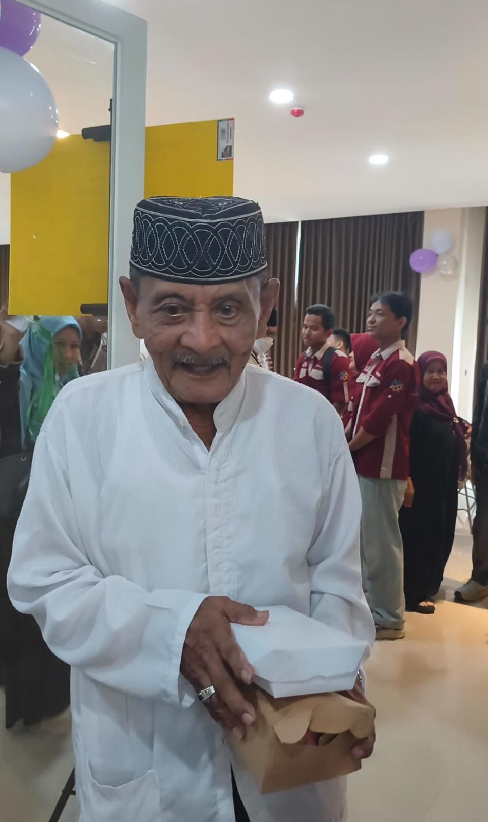 Protrait bahagia salah satu peserta sekolah lansia