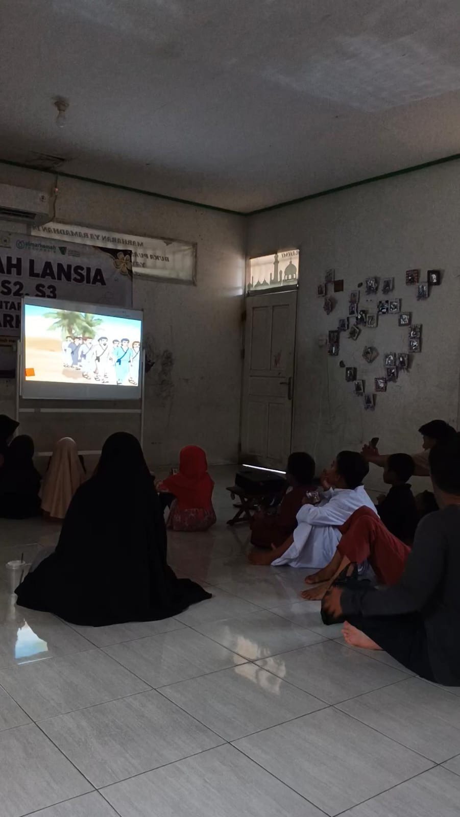 Santri menonton film nabi setelah sesimateri selesai