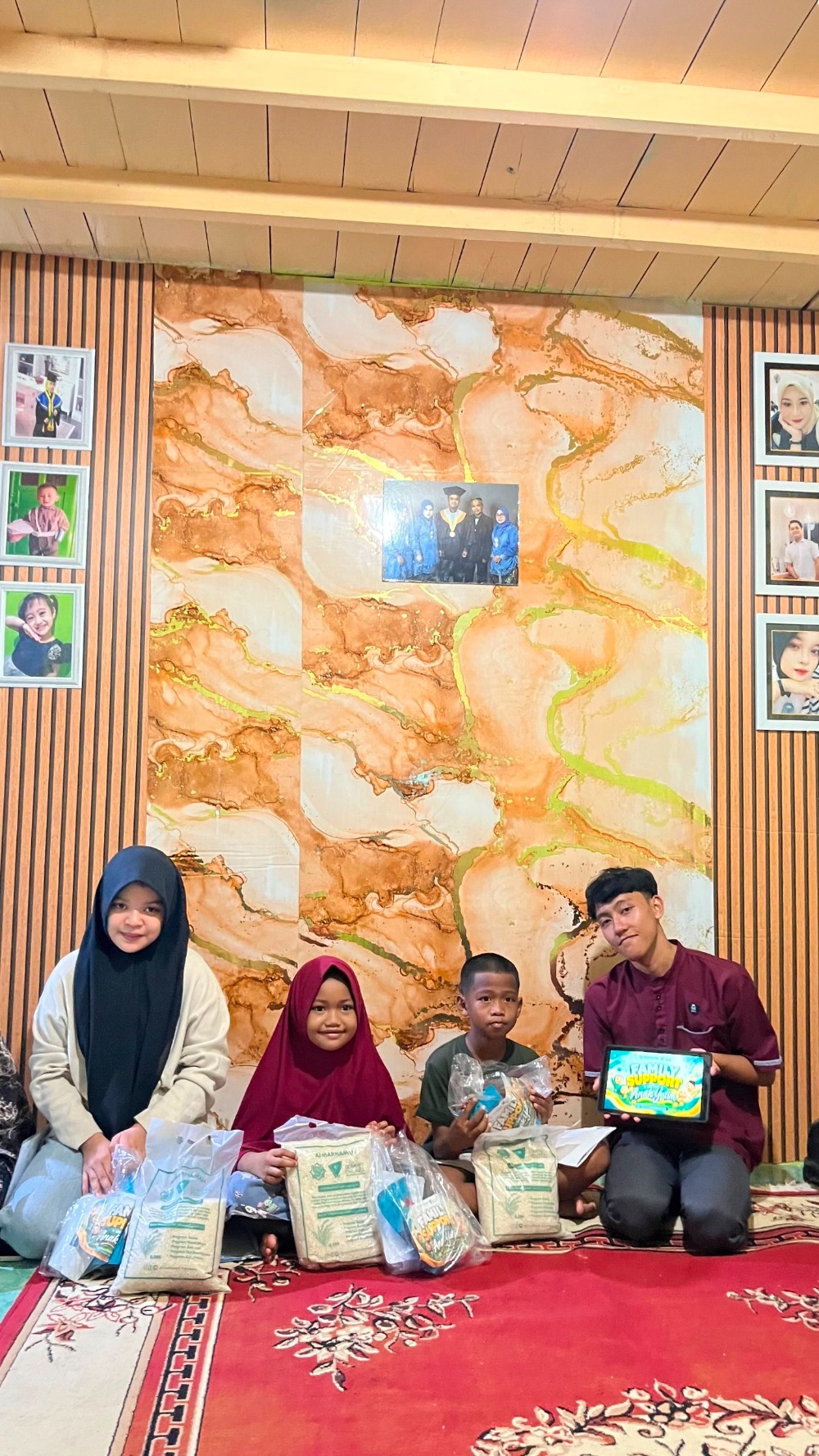 Senyum merekah dari anak yatim setelah menerima paket Fmily Support