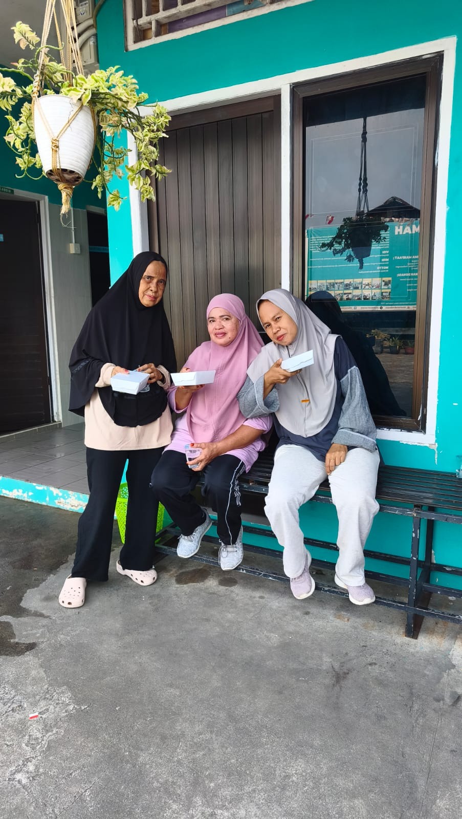 Nasi berkah untuk lansia dan ibu ibu yang mengikuti senam bersama