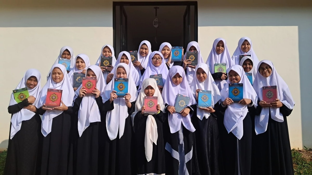 Langkah Menuju Mutqin: Dua Puluh Santriwati Khairukum Uji Kelancaran Hafalan 30 Juz di Hadapan Mudirah