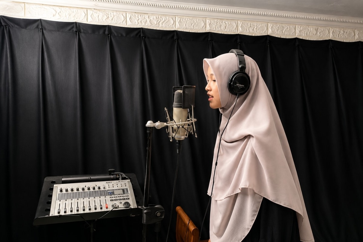 Santriwati Khairukum Jalani Audisi dan Rekaman Lagu Persembahan Wisuda