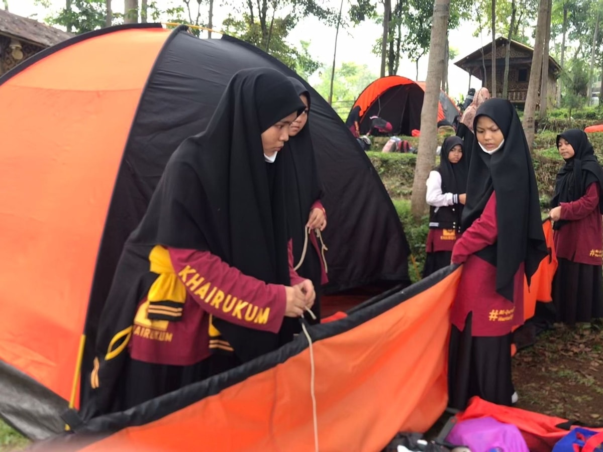 Santri Pesantren Khairukum sedang menyiapkan tenda pada kegiatan Quranic Camp, 3 November 2023 di Gunung Bunder, Bogor