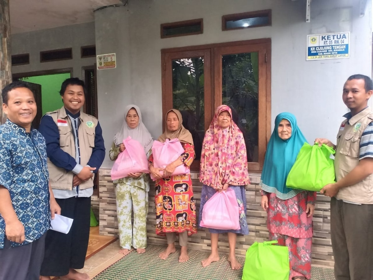 Tebar 150 Paket Sembako Cijujung Sukaraj Bogor