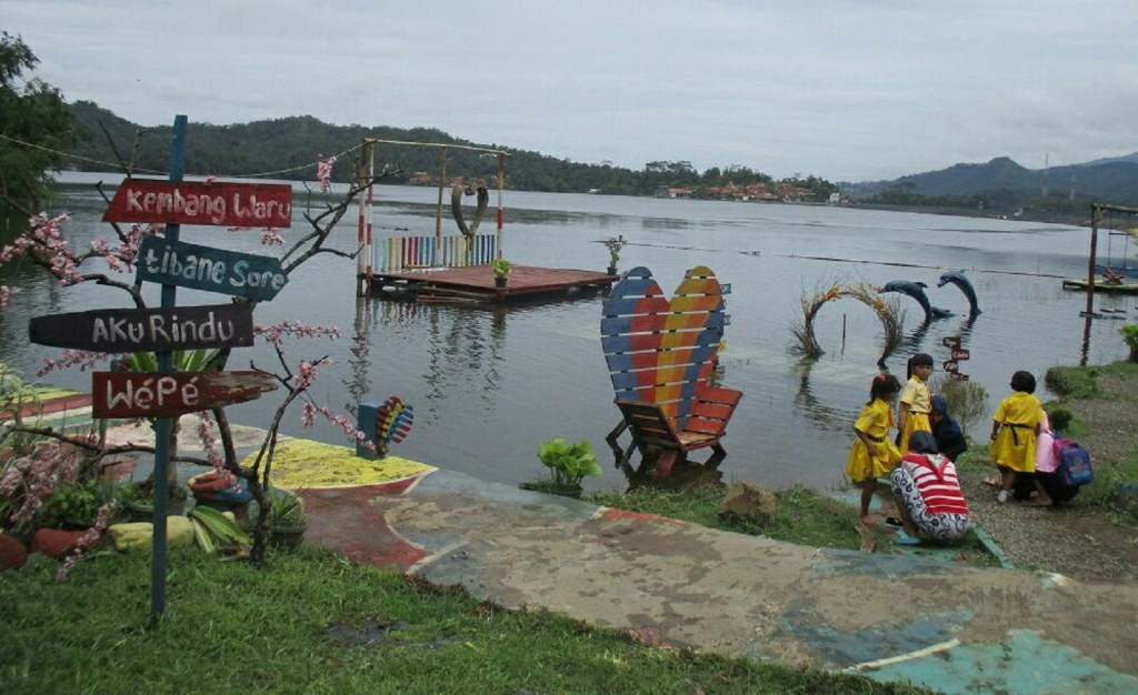 https://kumparan.com/panturapost/dulunya-kumuh-waduk-penjalin-brebes-kini-jadi-wisata-instagramable/gallery/1