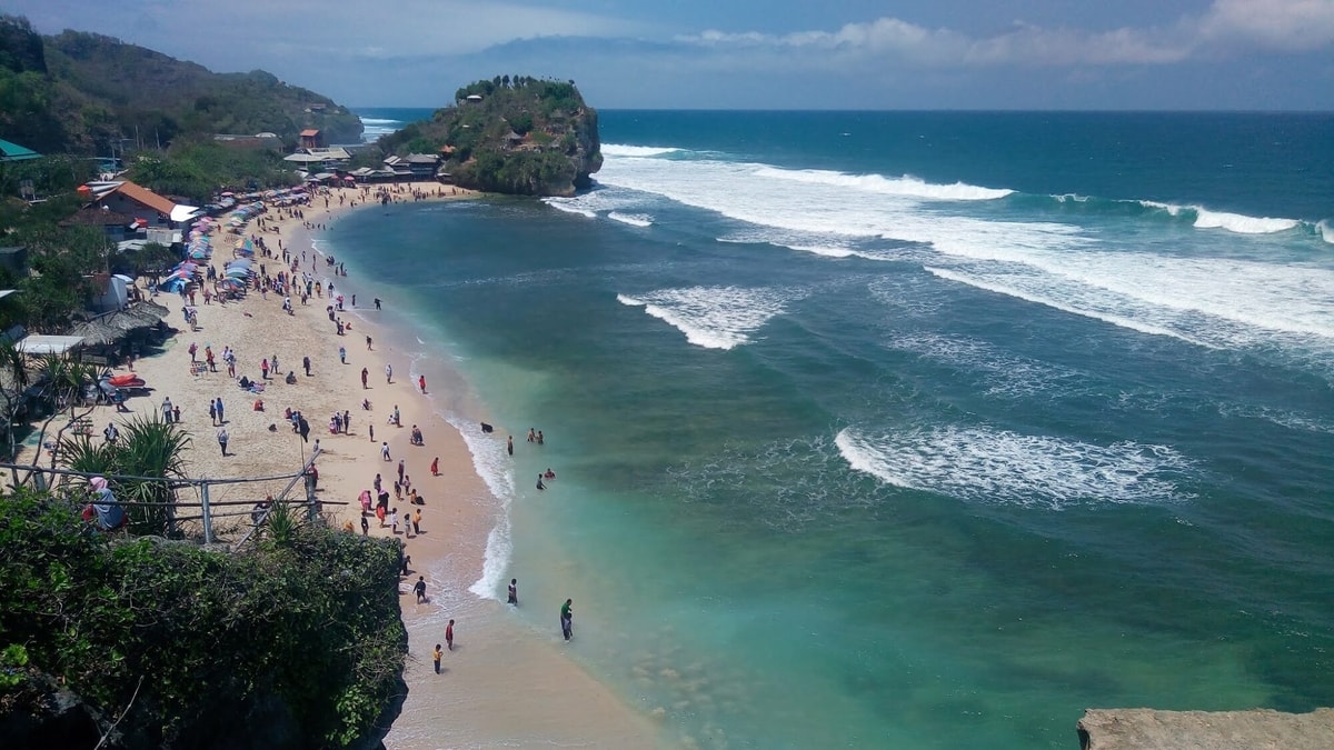 Source : https://travelspromo.com/wp-content/uploads/2020/04/18-Pantai-Pulang-Syawal-wahyu-wijayanto.jpg