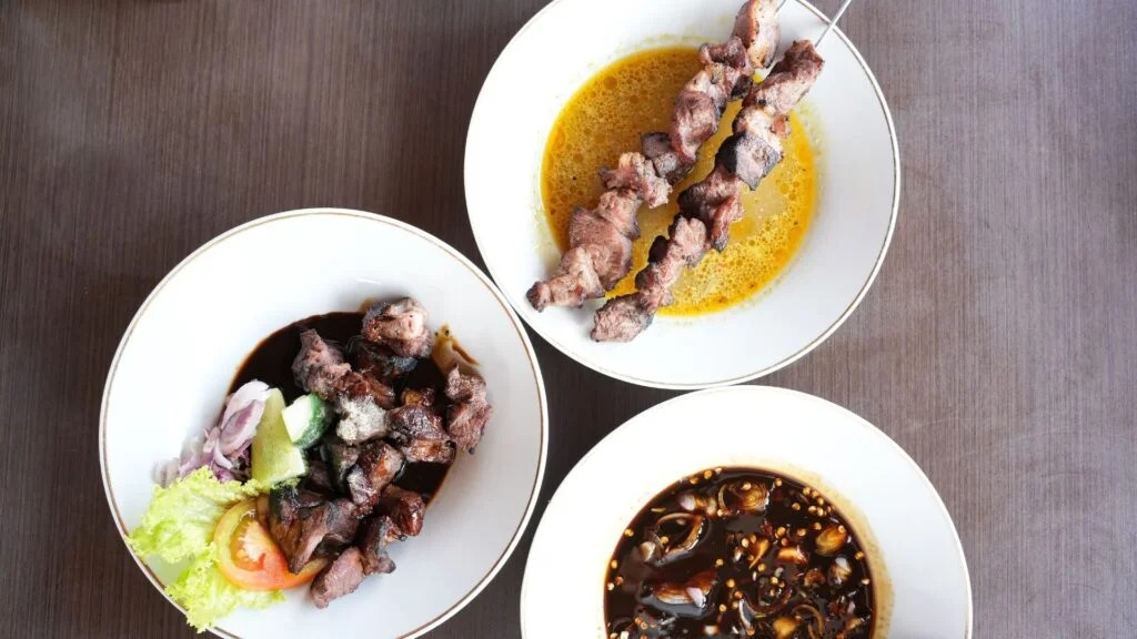 Source : https://travellerscantik.com/wp-content/uploads/2025/12/Sate-Klathak-Pak-Pong-Imogiri-1-1024x576.jpg