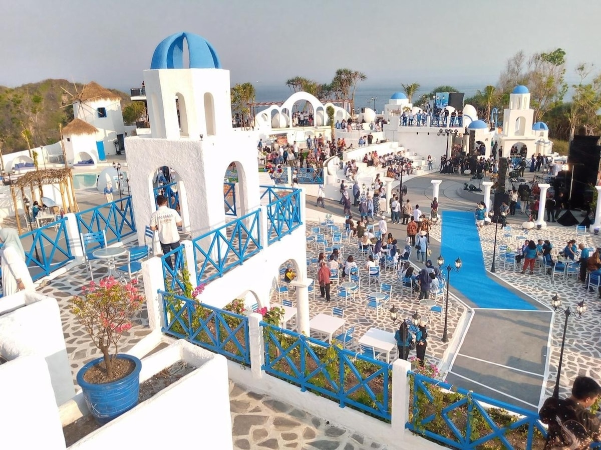 source : https://asset-2.tribunnews.com/jogja/foto/bank/originals/Menikmati-Jungwok-Blue-Ocean-Wisata-Pantai-Ala-Santorini-di-Bumi-Handayani-Gunungkidul.jpg