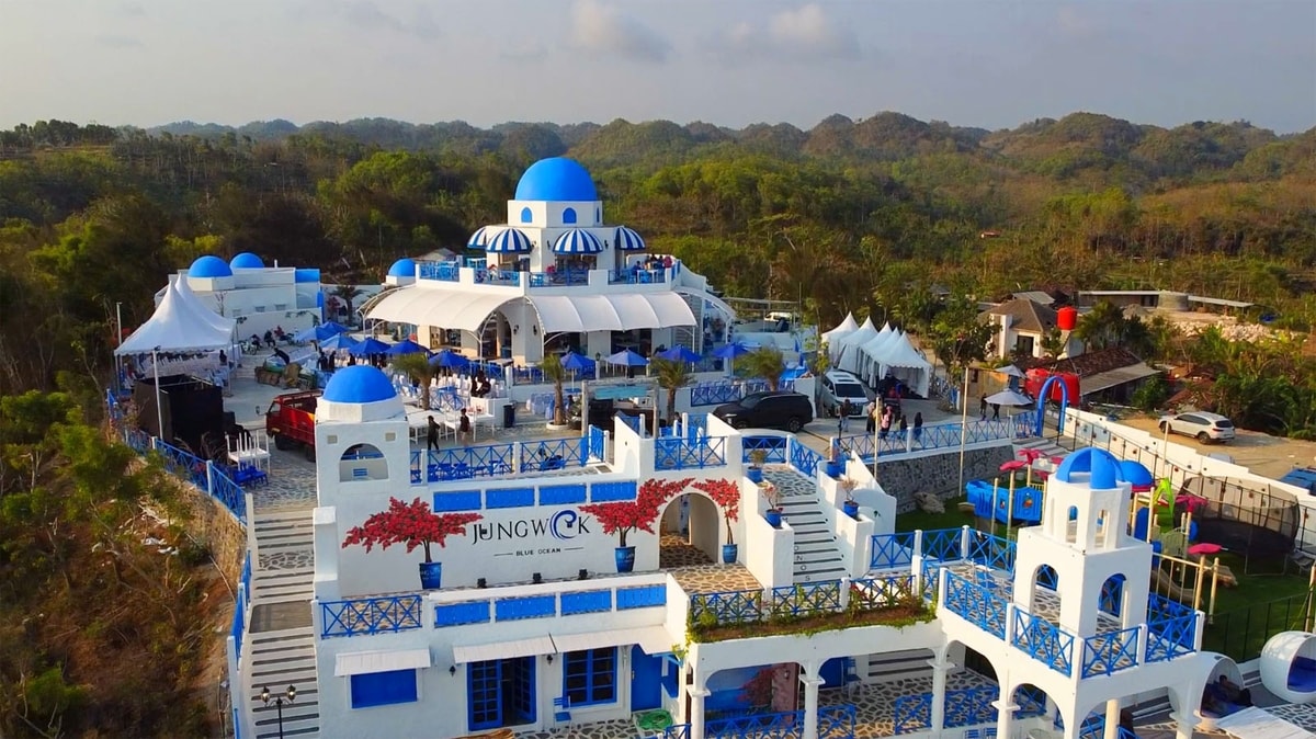 JUNGWOK BLUE OCEAN : A LOVER OF THE COLOR BLUE OCEAN