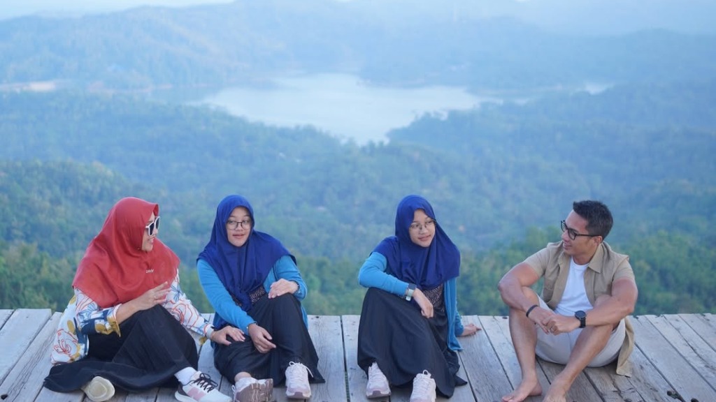 PULE PAYUNG : PEMANDANGAN PERBUKITAN LUAS DAN WADUK