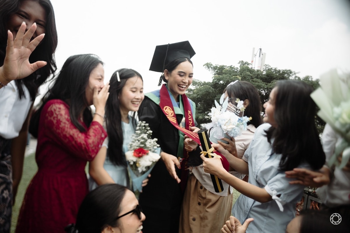 Ratna Natalia Graduation Session at UNPAM VIKTOR