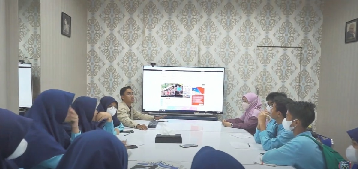 Kunjungan SMP IT Al Firdaus ke Kantor Kaltim Post Samarinda