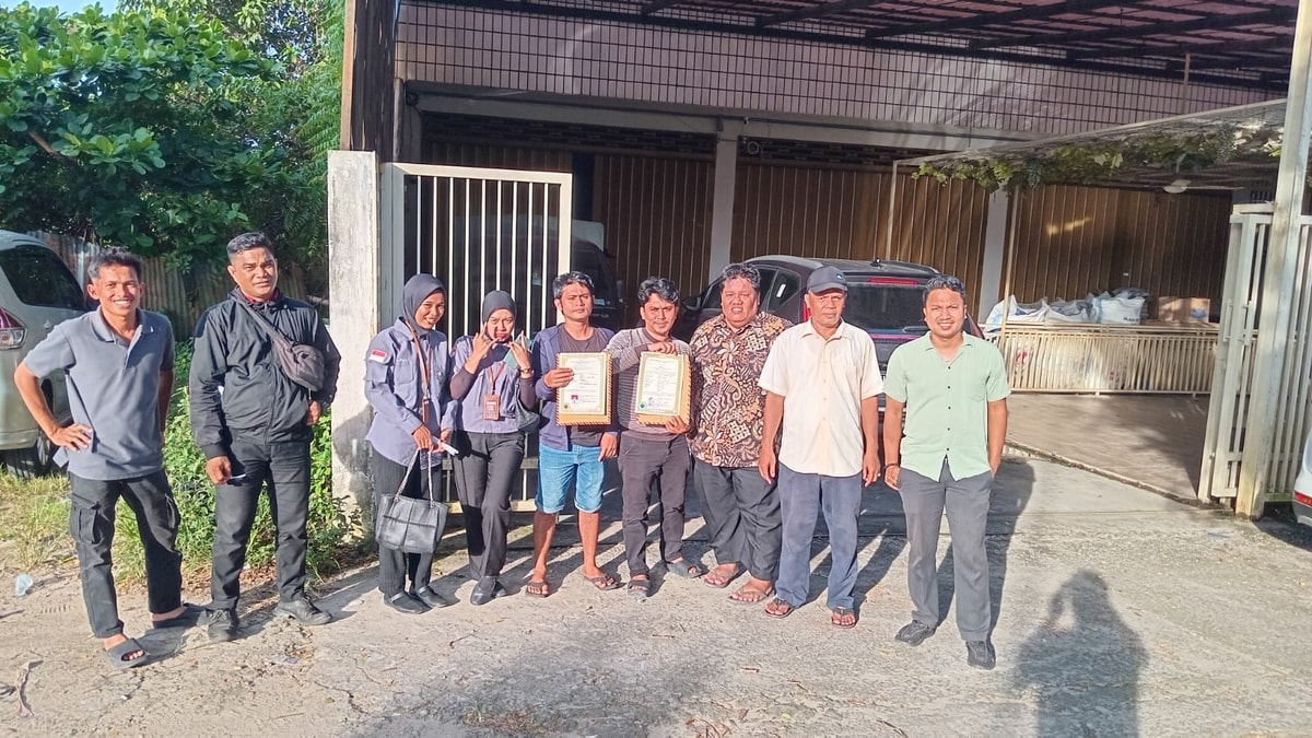 Wakil Sekretaris Bidang Pendidikan, Bahar, (memakai baju batik) mendampingi pengembalian ijazah mantan pekerja
