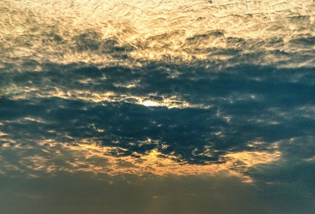 Ilustrasi matahari tertutup awan (pexels.com/@tomfisk)