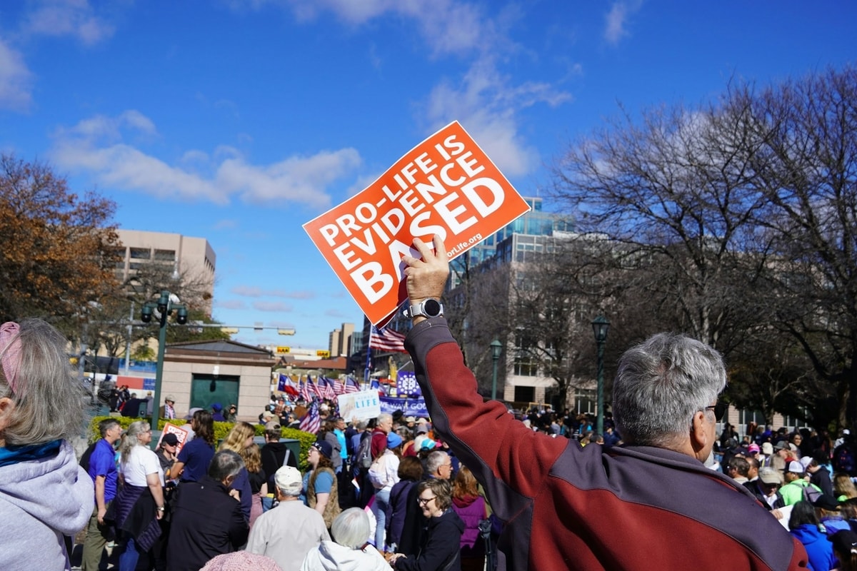 Ilustrasi bukti nyata (unsplash.com/@houstoncoalitionforlife)