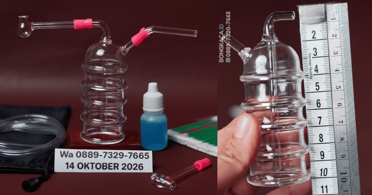 Foto produk Bong Slimline & Cangklong Kaca setinggi 10 cm dengan bodi ramping, menyoroti empat detail ulir melingkar di sepanjang badan tabung kaca Pyrex yang jernih.