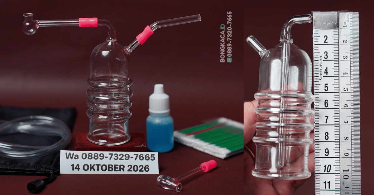 Detail produk Bong Wide Shot & Cangklong Kaca memperlihatkan tabung kaca setinggi 10 cm dengan pola empat ulir yang tertata rapi serta satu filter internal di tengah.